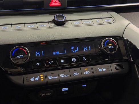 Certified 2025 Hyundai Elantra Limited image 22