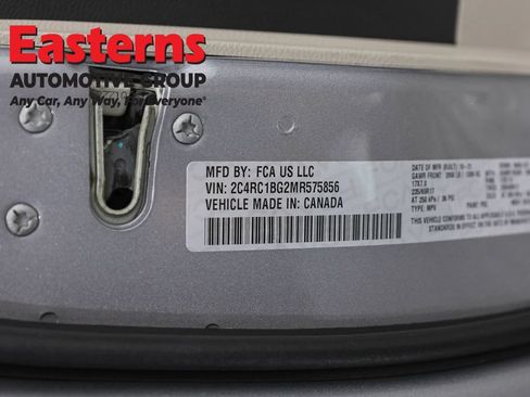 Used 2021 Chrysler Pacifica Touring-L FWD image 38