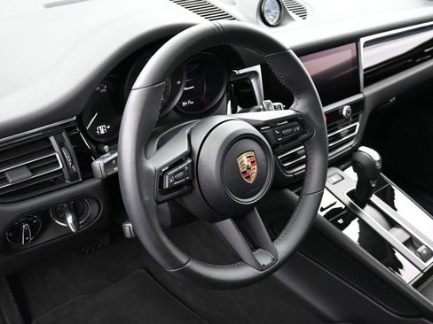 Certified 2025 Porsche Macan image 17