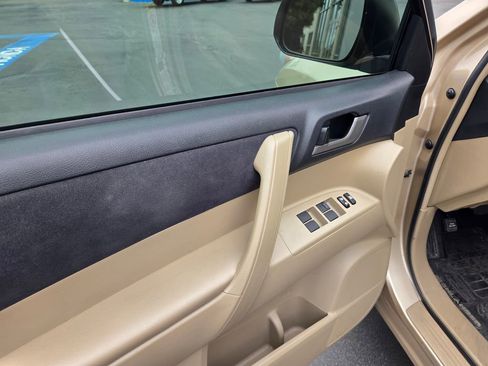 Used 2013 Toyota Highlander FWD image 17