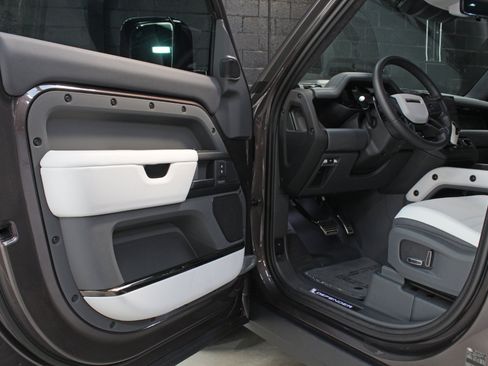 Used 2025 Land Rover Defender 110 AWD/4WD image 29