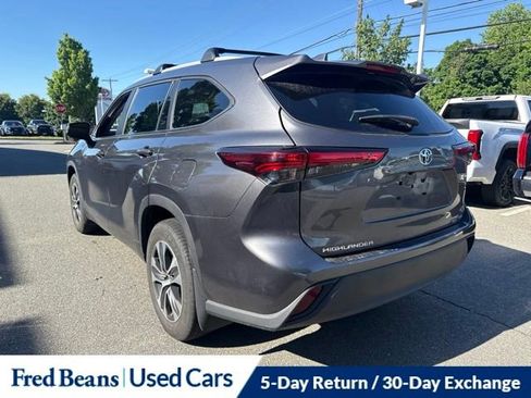 Used 2023 Toyota Highlander XLE AWD/4WD image 15