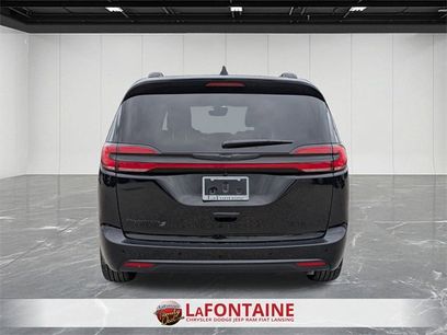New 2026 Chrysler Pacifica Select w/ S Appearance Package