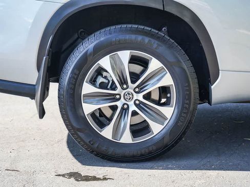 Used 2021 Toyota Highlander XLE AWD/4WD image 8