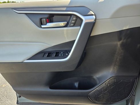 Used 2021 Toyota RAV4 XLE Premium FWD image 31
