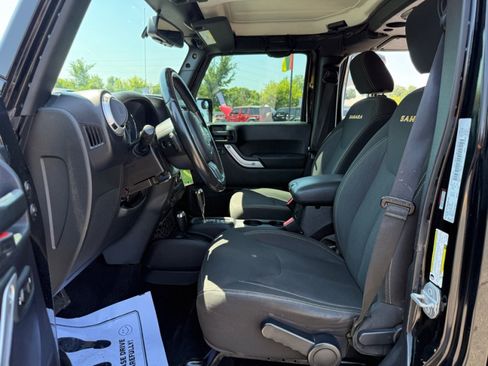 Used 2016 Jeep Wrangler Unlimited Sahara w/ Dual Top Group AWD/4WD image 25