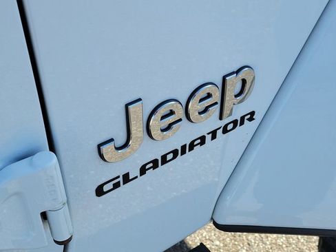 Used 2020 Jeep Gladiator Overland w/ Popular Equipment Package AWD/4WD image 6