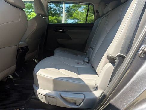 Used 2021 Toyota Highlander XLE AWD/4WD image 23
