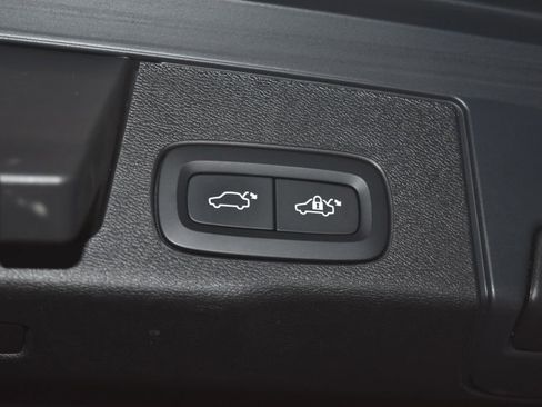 Used 2022 Volvo XC60 B5 Momentum image 32