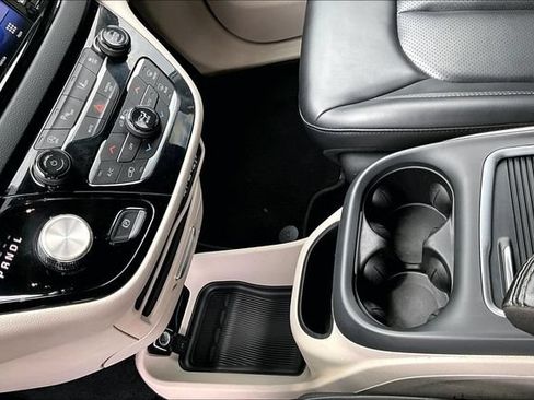 Used 2023 Chrysler Pacifica Touring-L FWD image 18
