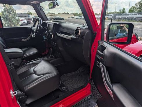 Used 2015 Jeep Wrangler Unlimited Sahara w/ Connectivity Group AWD/4WD image 12