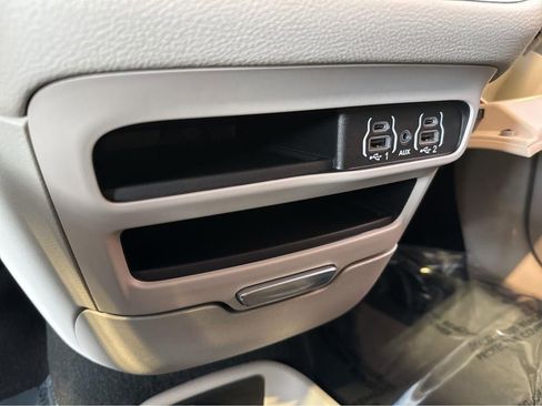 Used 2024 Chrysler Pacifica Touring-L AWD/4WD image 24