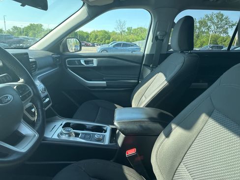 Used 2023 Ford Explorer XLT AWD/4WD image 30