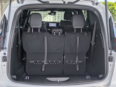 New 2026 Chrysler Pacifica Select image 13