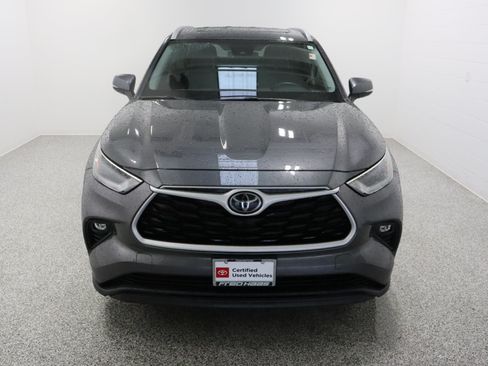 Used 2021 Toyota Highlander XLE FWD image 3