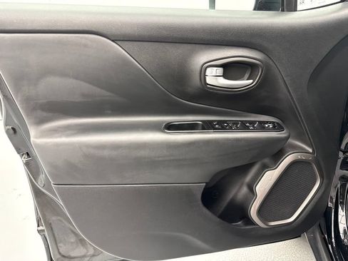 Used 2023 Jeep Renegade Latitude AWD/4WD image 17