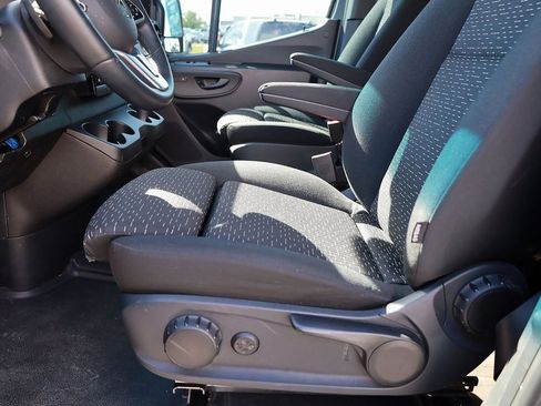 Used 2022 Mercedes-Benz Sprinter 2500 image 13