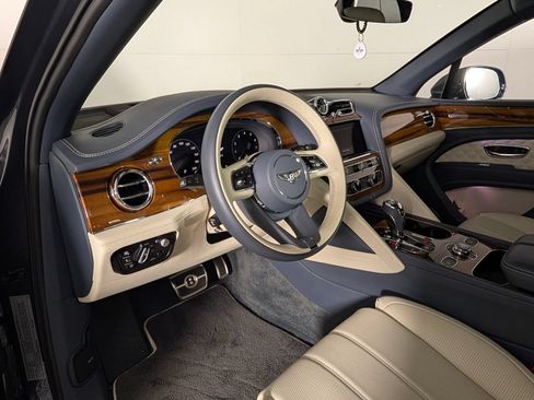 Used 2022 Bentley Bentayga AWD/4WD image 4