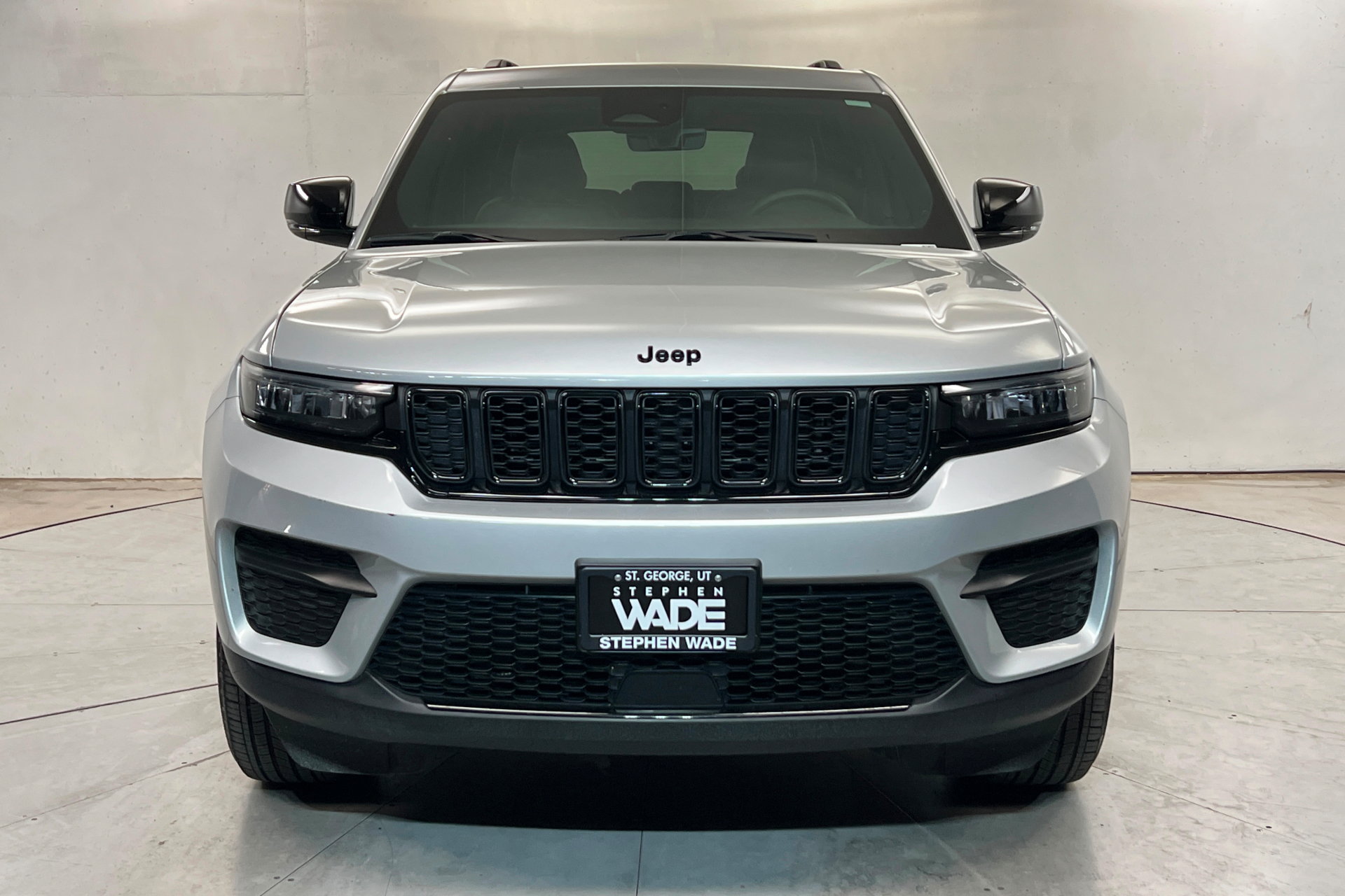 Used 2025 Jeep Grand Cherokee Altitude AWD/4WD image 9