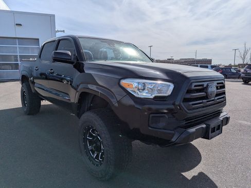 Used 2018 Toyota Tacoma SR image 3