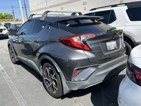 Used 2021 Toyota C-HR XLE FWD image 3