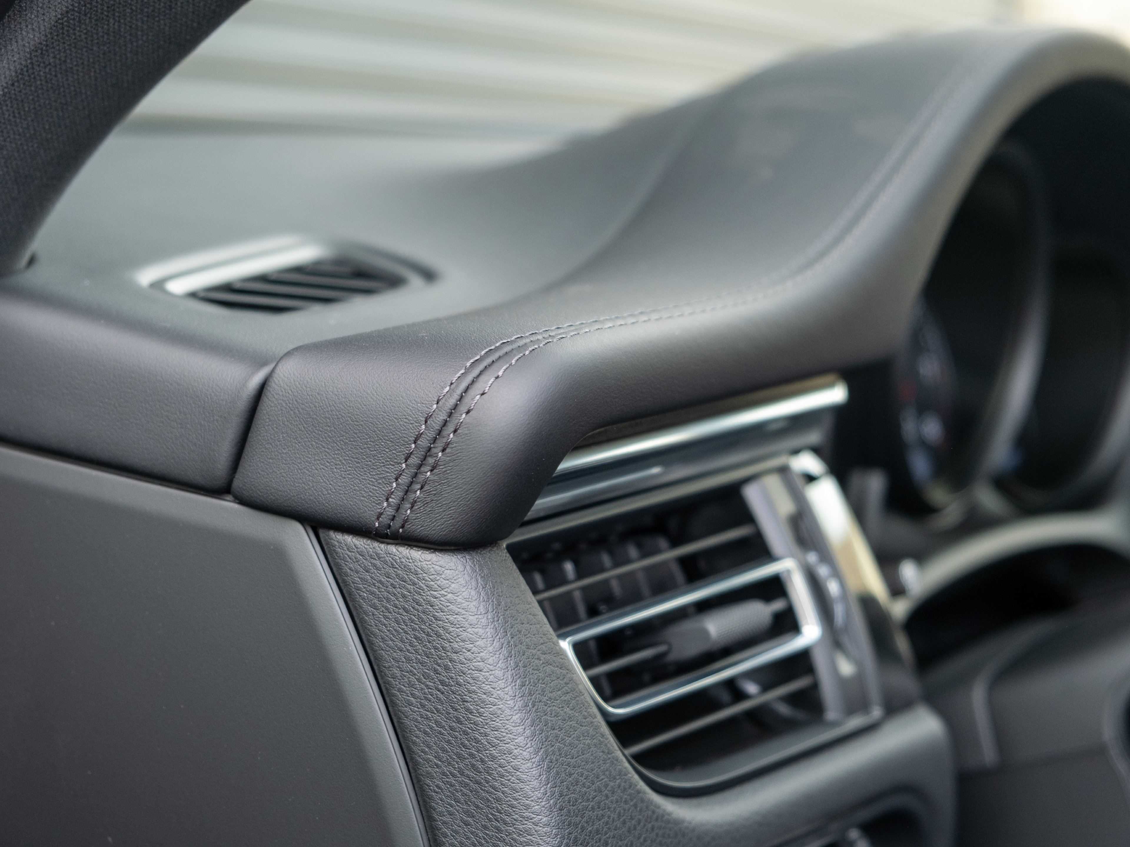 Certified 2026 Porsche Macan AWD/4WD image 43