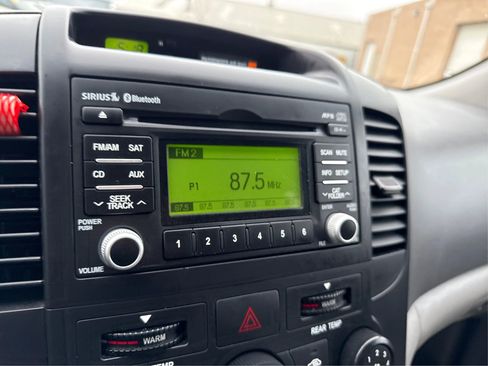 Used 2012 Kia Sedona LX image 16