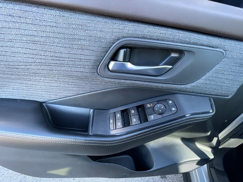 Used 2023 Nissan Rogue SV FWD image 12