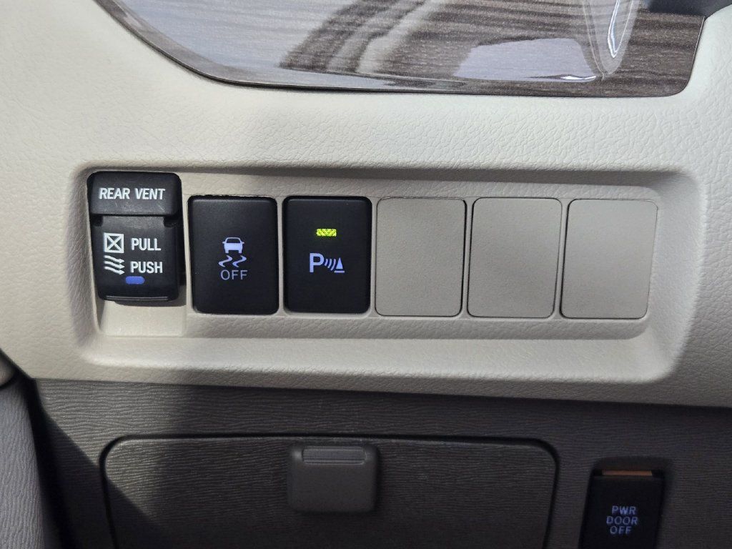 Used 2018 Toyota Sienna XLE w/ XLE Navigation Package FWD image 22