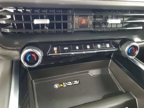Used 2025 Chevrolet Suburban LT RWD image 17