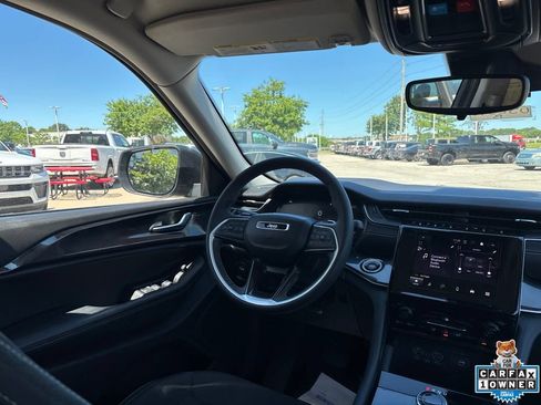 Used 2023 Jeep Grand Cherokee Laredo AWD/4WD image 45