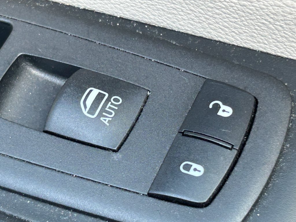 Used 2023 Chrysler Pacifica Touring-L FWD image 39