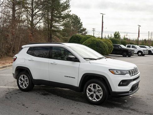 New 2026 Jeep Compass Latitude image 12