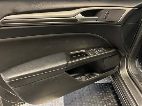 Used 2017 Ford Fusion SE image 7