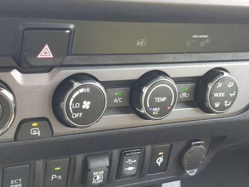 Used 2019 Toyota Tacoma TRD Off-Road w/ Technology Package AWD/4WD image 42