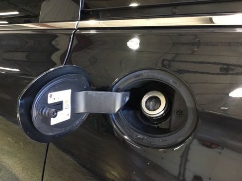 Used 2022 Chrysler Pacifica Touring-L image 14