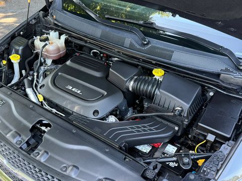 Used 2017 Chrysler Pacifica Touring-L FWD image 32