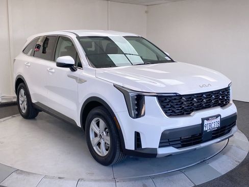 Certified 2025 Kia Sorento LX image 7