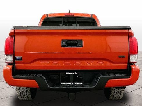 Used 2017 Toyota Tacoma TRD Sport w/ Tow Package (A/T) AWD/4WD image 4