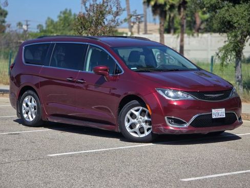 Used 2018 Chrysler Pacifica Touring Plus w/ Tire & Wheel Group image 3