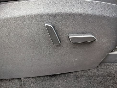 Used 2022 Tesla Model Y Long Range image 38