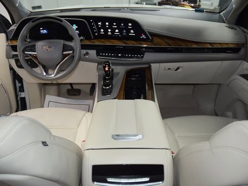 Used 2023 Cadillac Escalade ESV Premium Luxury Platinum w/ Heavy-Duty Trailer Package image 32