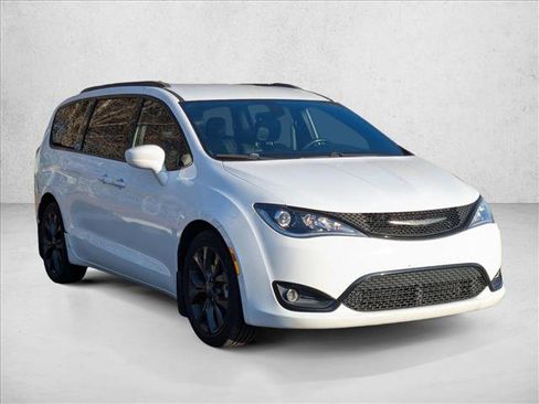 Used 2018 Chrysler Pacifica Touring-L Plus w/ S Appearance Package image 3