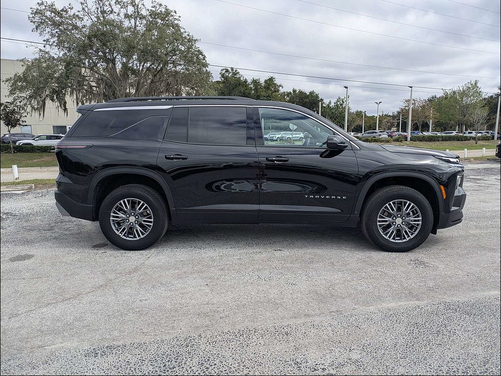 Used 2026 Chevrolet Traverse LT FWD image 4