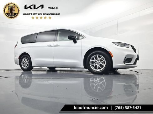 Used 2024 Chrysler Pacifica Touring-L FWD image 34