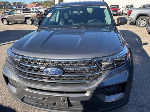 Used 2022 Ford Explorer XLT image 2