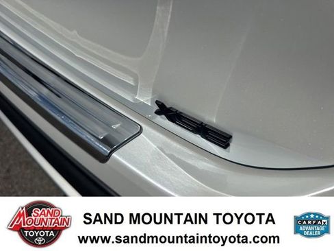 Used 2023 Toyota Highlander XSE FWD image 9
