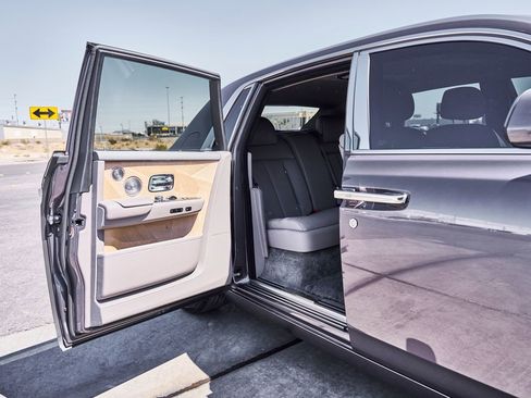 Used 2025 Rolls-Royce Phantom Sedan RWD image 28