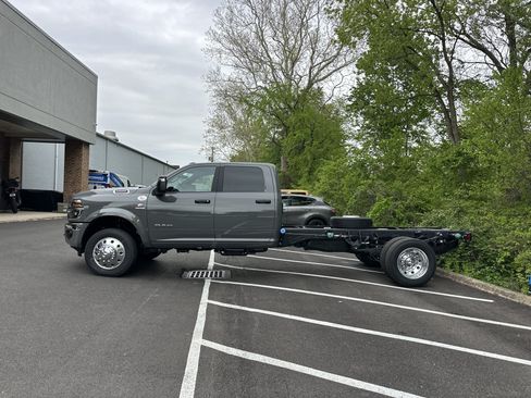 New 2026 RAM 5500 4x4 Crew Cab image 14