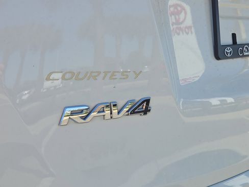 Used 2018 Toyota RAV4 LE image 12